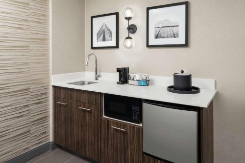 eine Küche mit einer Spüle und einer Mikrowelle in der Unterkunft Hampton Inn & Suites Chicago-Downtown in Chicago