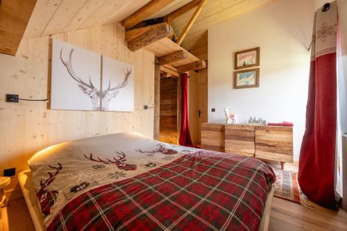ein Schlafzimmer mit einem Bett in einem Zimmer in der Unterkunft Chalet le Bois de Cerf in Le Bouchet-Mont Charvin