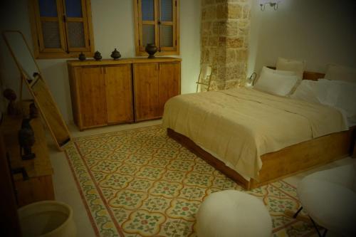 a bedroom with a bed and a rug at Pure Vida in ‘Akko