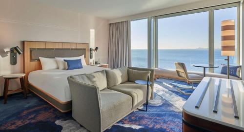 シカゴにあるSable At Navy Pier Chicago, Curio Collection By Hiltonのベッドとソファ付きのホテルルーム