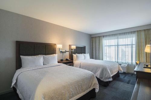 Postel nebo postele na pokoji v ubytování Hampton Inn Chicago North-Loyola Station, Il