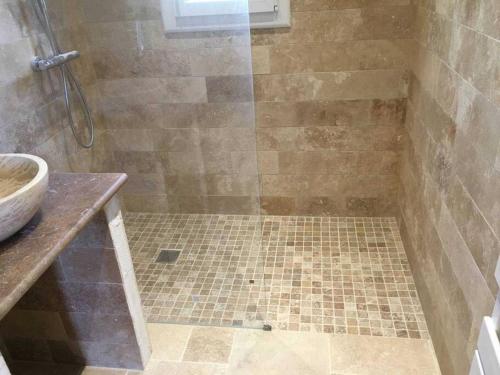 a bathroom with a shower with a tiled floor at Gîte à la campagne -maison individuelle -Piscine in Semblançay