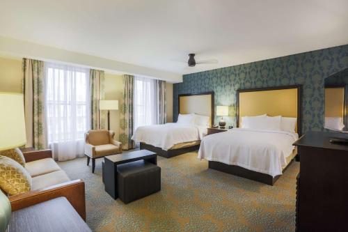 um quarto de hotel com duas camas e um sofá em Homewood Suites By Hilton Charleston Historic District em Charleston