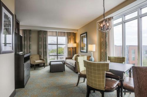 Гостиная зона в Homewood Suites By Hilton Charleston Historic District