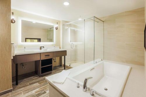 Ванная комната в Homewood Suites By Hilton Charleston Historic District