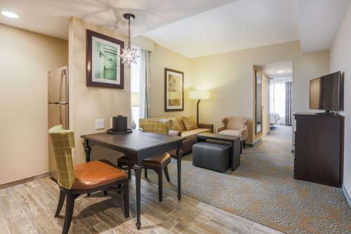 Телевизор и/или развлекательный центр в Homewood Suites By Hilton Charleston Historic District
