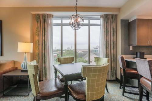 Гостиная зона в Homewood Suites By Hilton Charleston Historic District