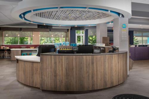a lobby with a reception counter in a building at Tru By Hilton Charleston Ashley Phosphate, Sc in Charleston