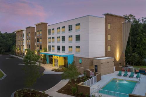 a building with a pool in front of it at Tru By Hilton Mt Pleasant Charleston in Charleston