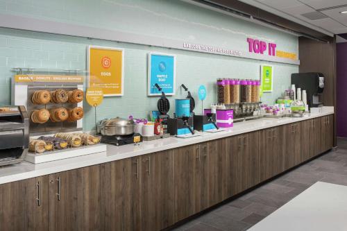 une boulangerie avec un comptoir avec des beignets dans l'établissement Tru By Hilton Mt Pleasant Charleston, à Charleston