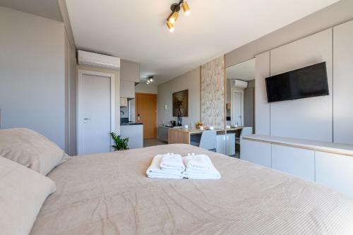 a bedroom with a bed with towels on it at LIV - Apartamento 1011 in Porto Alegre