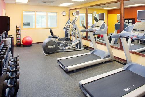 a gym with treadmills and elliptical machines at Homewood Suites by Hilton Cleveland-Solon in Solon