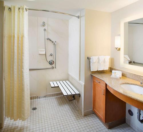La salle de bains est pourvue d'un lavabo et d'une douche. dans l'établissement Homewood Suites by Hilton Cleveland-Solon, à Solon