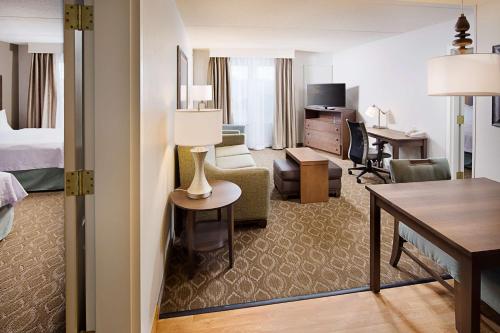 Habitación de hotel con cama y escritorio en Homewood Suites by Hilton Cleveland-Solon, en Solon