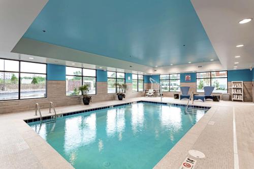 een groot zwembad in een gebouw bij Hampton Inn Madison, OH in Madison