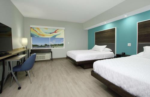 ein Hotelzimmer mit 2 Betten und einem Schreibtisch mit einem Computer in der Unterkunft Tru by Hilton Bryan College Station in Bryan