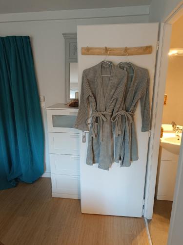 une chemise suspendue sur un réfrigérateur dans la cuisine dans l'établissement Mes'anges, aux Baux-de-Provence