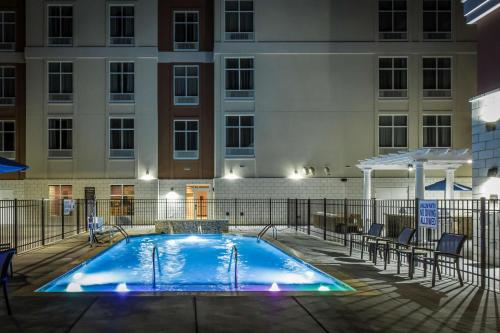 una piscina di fronte a un edificio di Homewood Suites by Hilton Charlotte Ballantyne, NC a Charlotte