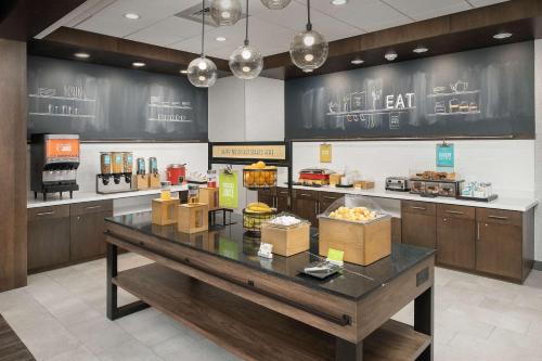 una panadería con un mostrador con cajas de comida en Hampton Inn & Suites Charlotte Airport Lake Pointe, en Charlotte