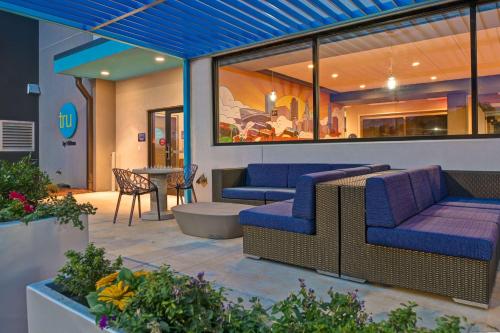 Ruang duduk di Tru By Hilton Mooresville