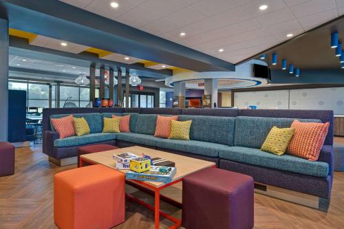 Ruang duduk di Tru By Hilton Mooresville