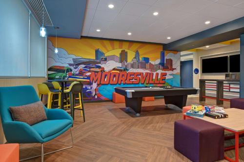 Televisyen dan/atau pusat hiburan di Tru By Hilton Mooresville