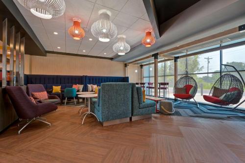 Ruang duduk di Tru By Hilton Mooresville