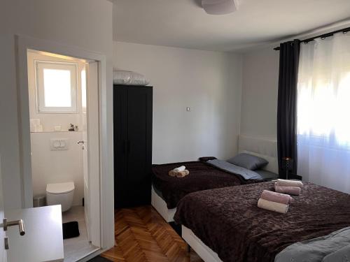 Ένα ή περισσότερα κρεβάτια σε δωμάτιο στο Apartman Žanić Ogulin with pool and jacuzzy