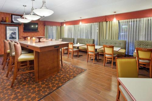 a dining room with a large table and chairs at Hampton Inn Columbus-East in Pickerington