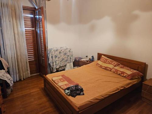 Ένα ή περισσότερα κρεβάτια σε δωμάτιο στο Ελαιώνας με θέα στο βουνό