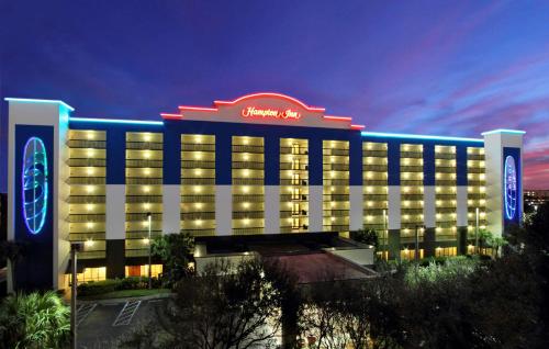 un edificio de hotel con un cartel encima en Hampton Inn Cocoa Beach en Cocoa Beach