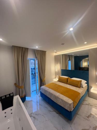 um quarto com uma cama e uma banheira em La Lepre Artemide em Nápoles