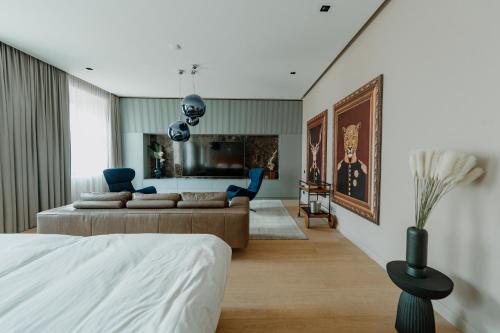 una camera con letto e un soggiorno di Royal Marbles a Vilnius