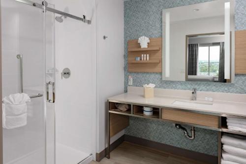 uma casa de banho com um lavatório e um chuveiro em Hilton Garden Inn Colorado Springs Downtown, Co em Colorado Springs