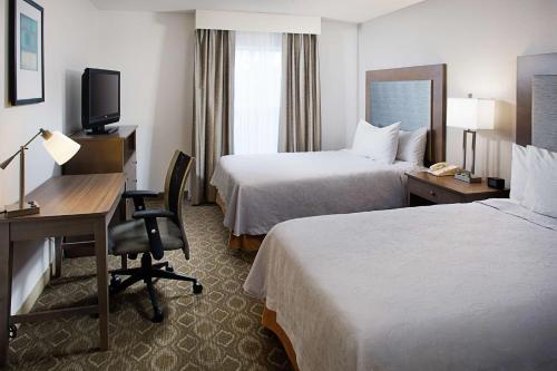 Habitación de hotel con 2 camas y escritorio con ordenador en Homewood Suites by Hilton Colorado Springs-North, en Colorado Springs
