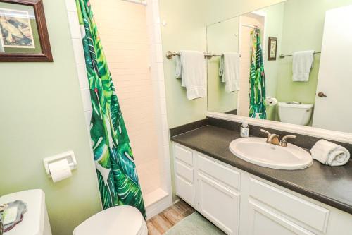 圣奥古斯丁St Augustine Beach & Tennis Resort 1002的浴室里有洗手池、马桶和镜子。