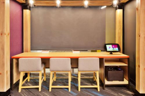 a classroom with a table with chairs and a chalkboard at Tru by Hilton Auburn in Auburn