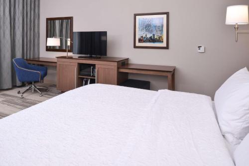 a hotel room with a bed and a desk at Hampton Inn & Suites Cincinnati-Mason, Ohio in Mason