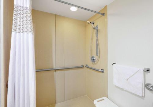 Salle de bains dans l'établissement Hampton Inn Los Angeles/Carson