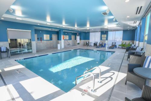 西徹斯特的住宿－Hampton Inn & Suites Cincinnati Liberty Township，在酒店房间的一个大型游泳池