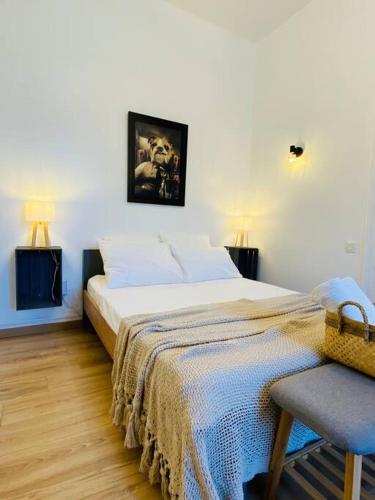 une chambre avec un lit et une chaise dedans dans l'établissement Le Jean Macé, 200m gare, clim., à Grenoble