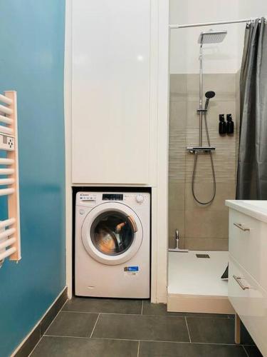 une machine à laver dans une salle de bain avec douche dans l'établissement Le Jean Macé, 200m gare, clim., à Grenoble