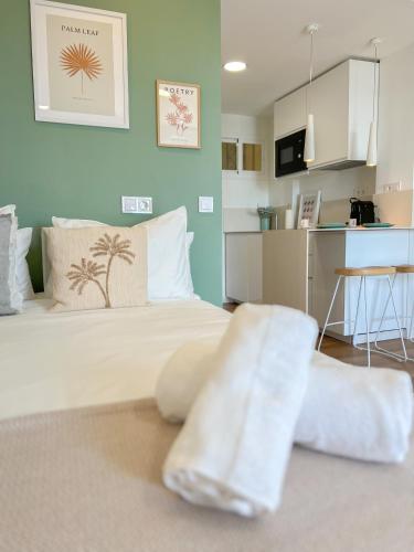 Cozy Jupiter Studio Sea Views & Year-Round Pool