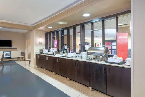 een buffet in een restaurant met een bar bij Hampton Inn Corydon in Corydon