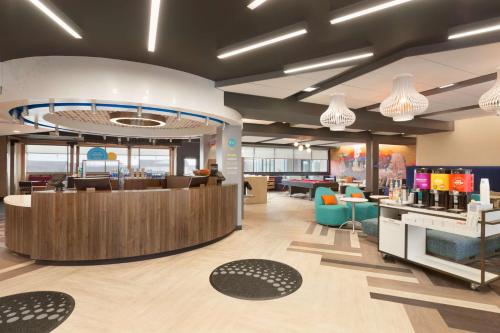 a lobby with a bar and a restaurant at Tru By Hilton Cheyenne in Cheyenne