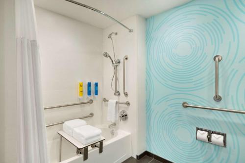 夏安的住宿－Tru By Hilton Cheyenne，带淋浴的浴室和蓝色的墙壁