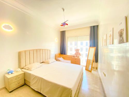 una camera con letto e finestra di Cosy and greeny flat near oasis train and tramway a Casablanca