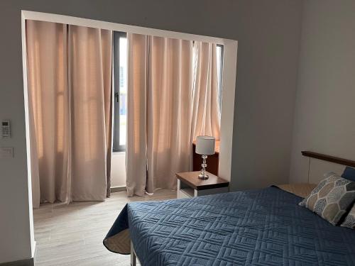 um quarto com uma cama e uma grande janela em Casa Mar e Sol - Murdeira - Ilha do Sal em Palha Verde