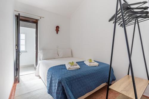 1 dormitorio con 1 cama con 2 toallas en T3 Praia do Baleal, en Ferrel