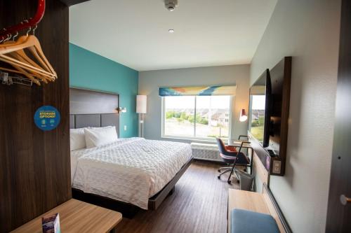 une chambre d'hôtel avec un lit et une fenêtre dans l'établissement Tru By Hilton Allen Dallas, Tx, à Allen